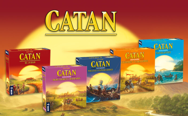 Colección completa de Catán con el juego base y las expansiones Navegantes, Ciudades y Caballeros, Mercaderes y Bárbaros, y Piratas y Exploradores.